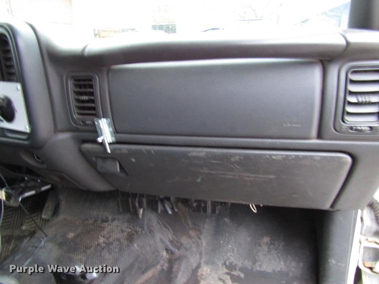 image for item DD3925 2005 Chevrolet Silverado 2500HD Crew Cab flatbed pickup truck