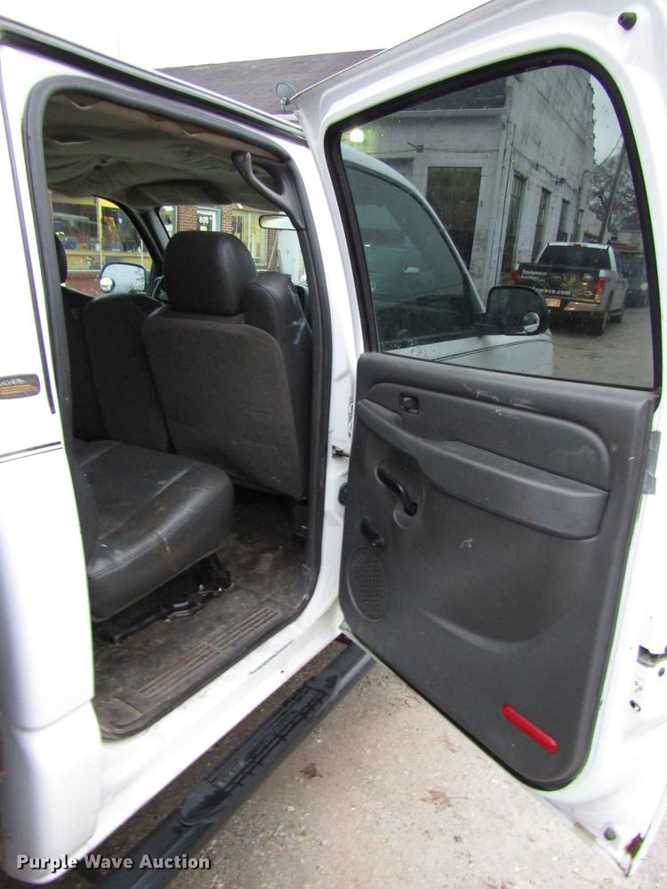 image for item DD3925 2005 Chevrolet Silverado 2500HD Crew Cab flatbed pickup truck