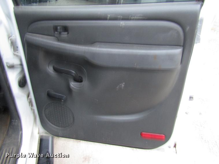 image for item DD3925 2005 Chevrolet Silverado 2500HD Crew Cab flatbed pickup truck