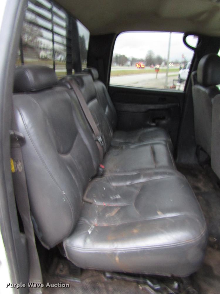 image for item DD3925 2005 Chevrolet Silverado 2500HD Crew Cab flatbed pickup truck