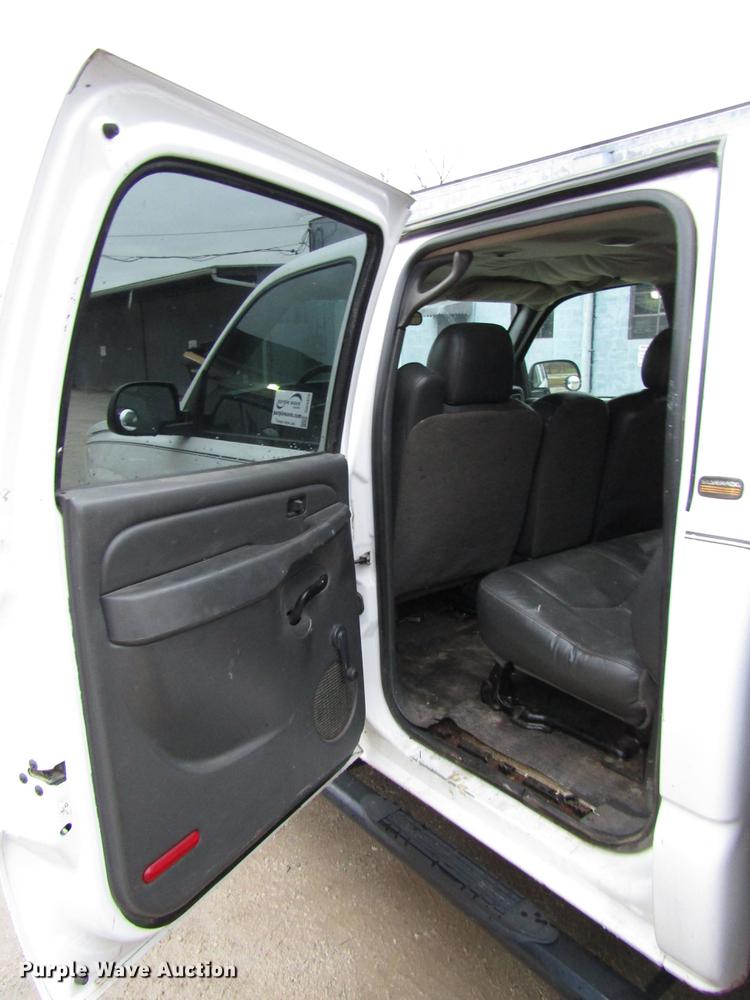 image for item DD3925 2005 Chevrolet Silverado 2500HD Crew Cab flatbed pickup truck