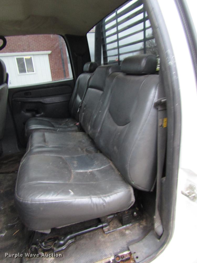 image for item DD3925 2005 Chevrolet Silverado 2500HD Crew Cab flatbed pickup truck