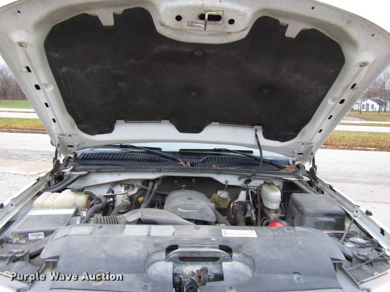 image for item DD3925 2005 Chevrolet Silverado 2500HD Crew Cab flatbed pickup truck