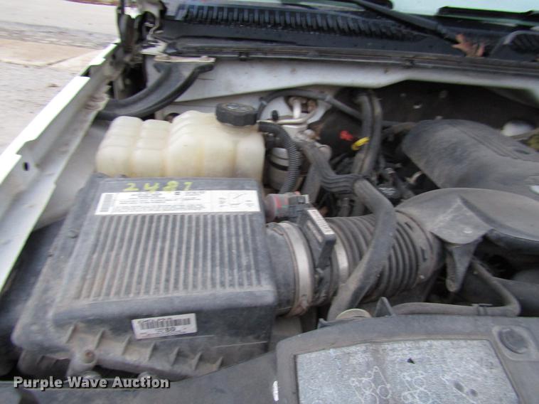 image for item DD3925 2005 Chevrolet Silverado 2500HD Crew Cab flatbed pickup truck