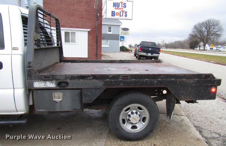 image for item DD3925 2005 Chevrolet Silverado 2500HD Crew Cab flatbed pickup truck