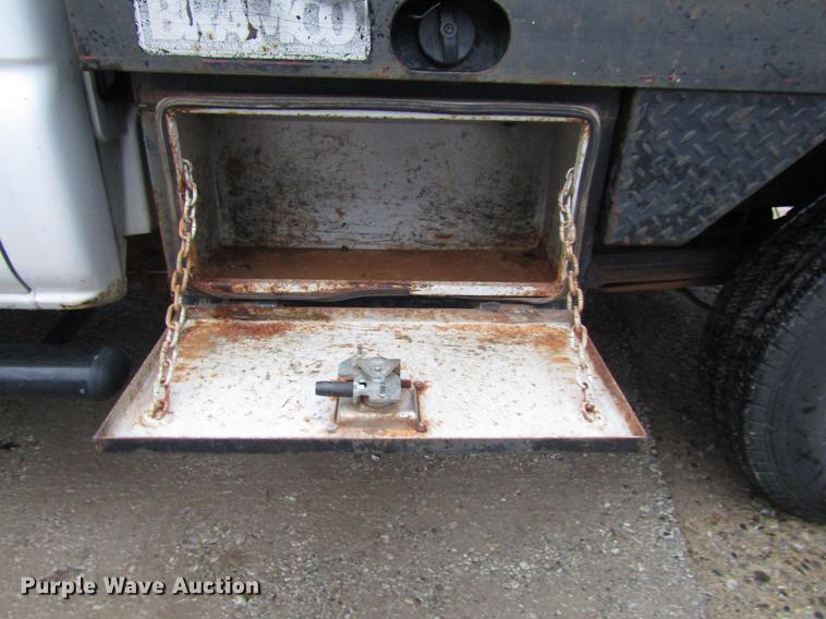 image for item DD3925 2005 Chevrolet Silverado 2500HD Crew Cab flatbed pickup truck