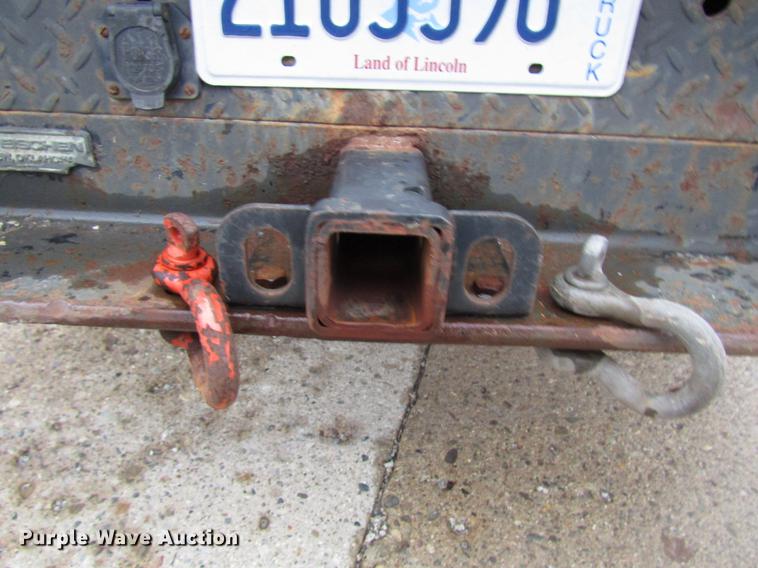 image for item DD3925 2005 Chevrolet Silverado 2500HD Crew Cab flatbed pickup truck