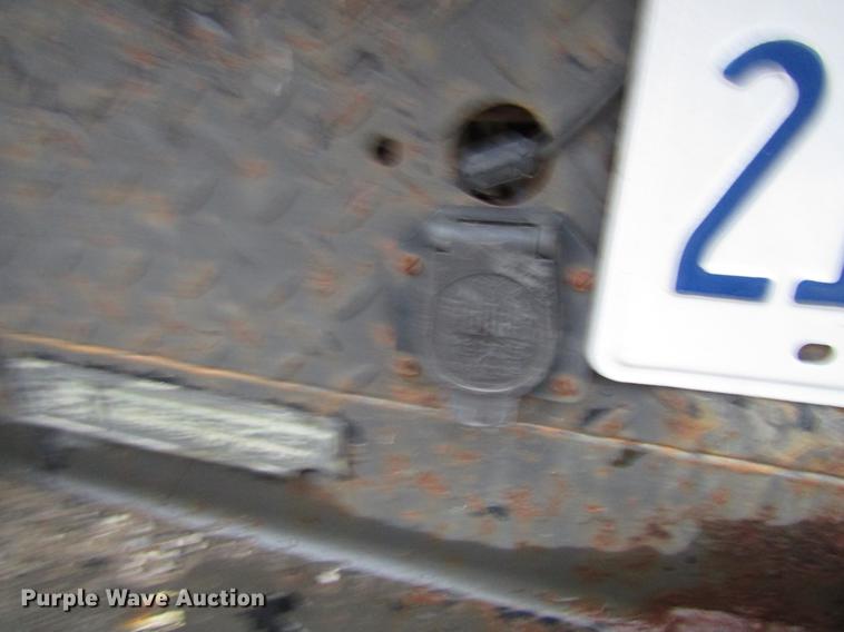 image for item DD3925 2005 Chevrolet Silverado 2500HD Crew Cab flatbed pickup truck