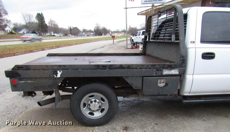 image for item DD3925 2005 Chevrolet Silverado 2500HD Crew Cab flatbed pickup truck