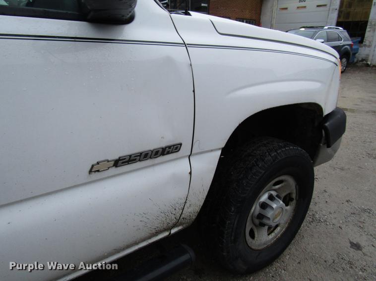 image for item DD3925 2005 Chevrolet Silverado 2500HD Crew Cab flatbed pickup truck