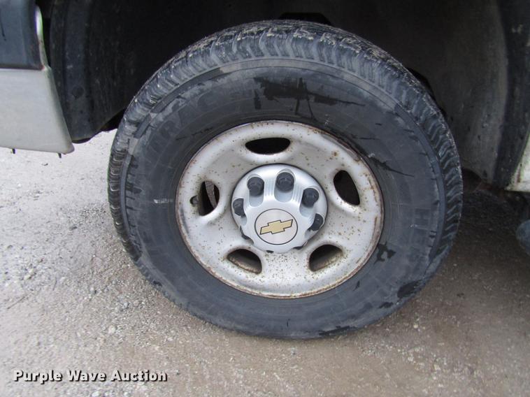 image for item DD3925 2005 Chevrolet Silverado 2500HD Crew Cab flatbed pickup truck