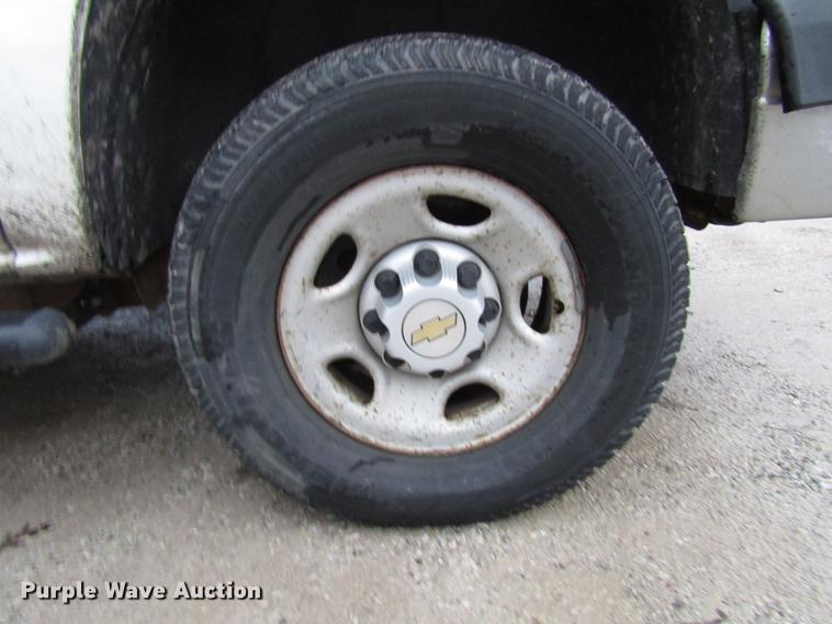 image for item DD3925 2005 Chevrolet Silverado 2500HD Crew Cab flatbed pickup truck