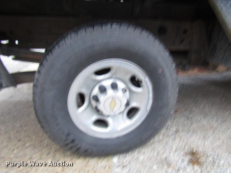 image for item DD3925 2005 Chevrolet Silverado 2500HD Crew Cab flatbed pickup truck