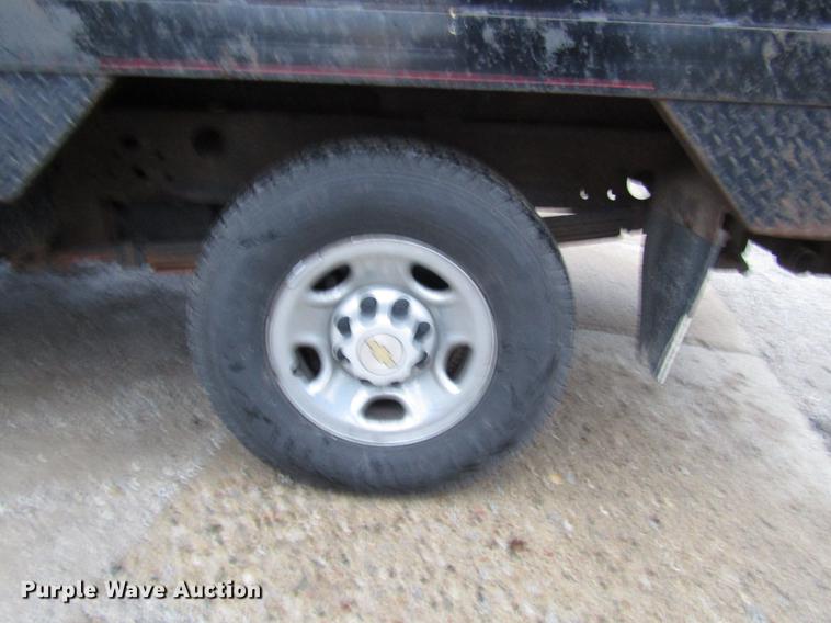 image for item DD3925 2005 Chevrolet Silverado 2500HD Crew Cab flatbed pickup truck