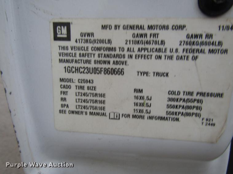 image for item DD3925 2005 Chevrolet Silverado 2500HD Crew Cab flatbed pickup truck