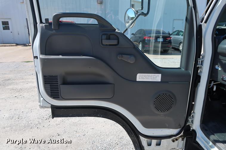 image for item DD5330 1998 Isuzu NPR box truck