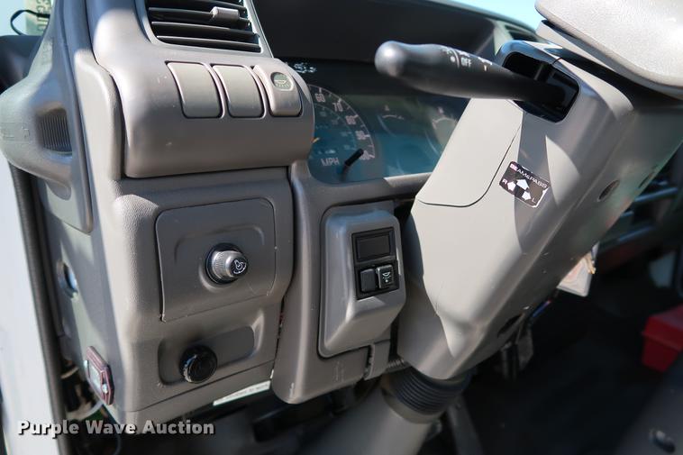 image for item DD5330 1998 Isuzu NPR box truck