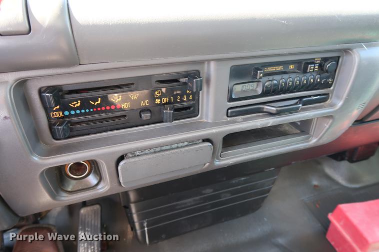 image for item DD5330 1998 Isuzu NPR box truck