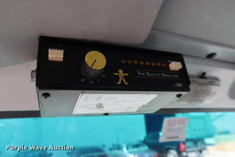 image for item DD5330 1998 Isuzu NPR box truck