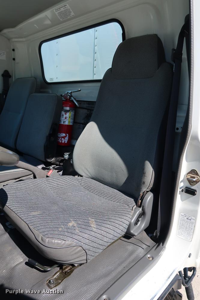 image for item DD5330 1998 Isuzu NPR box truck