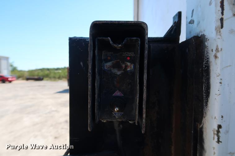 image for item DD5330 1998 Isuzu NPR box truck