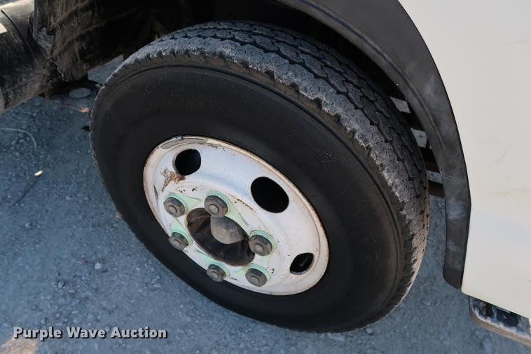 image for item DD5330 1998 Isuzu NPR box truck