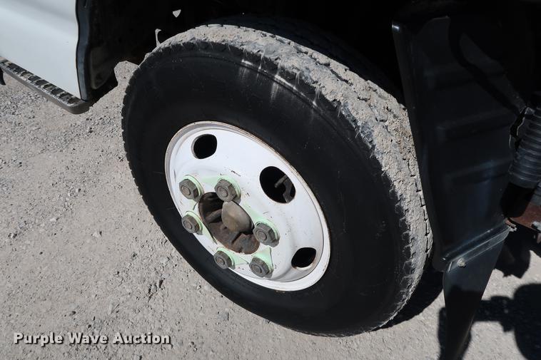 image for item DD5330 1998 Isuzu NPR box truck