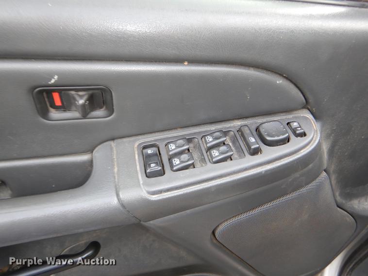 image for item DD8986 2004 Chevrolet Silverado 1500 Crew Cab pickup truck