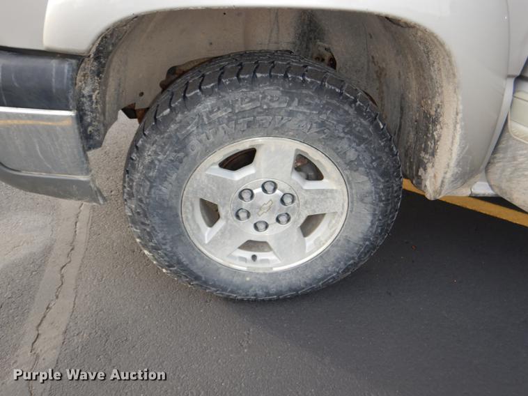 image for item DD8986 2004 Chevrolet Silverado 1500 Crew Cab pickup truck