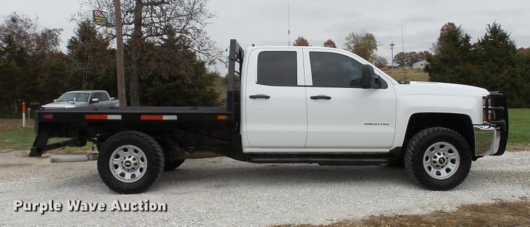 image for item DE4968 2015 Chevrolet Silverado 3500HD Double Cab flatbed pickup truck