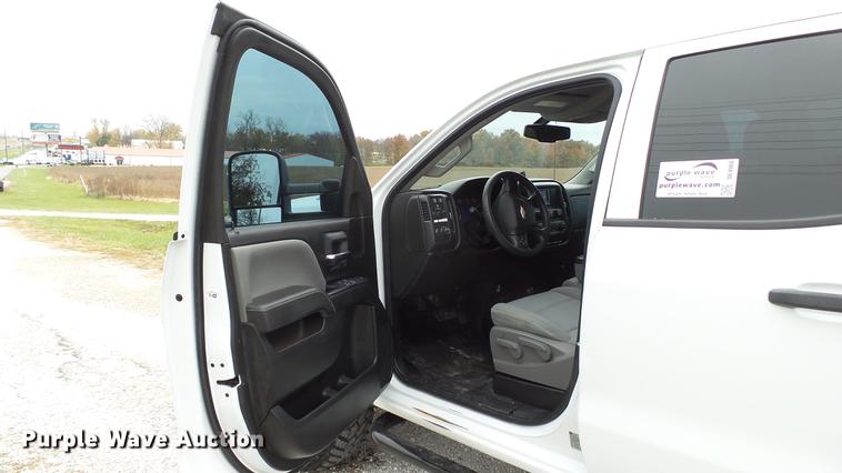 image for item DE4968 2015 Chevrolet Silverado 3500HD Double Cab flatbed pickup truck