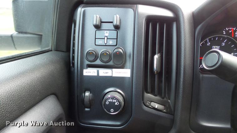 image for item DE4968 2015 Chevrolet Silverado 3500HD Double Cab flatbed pickup truck