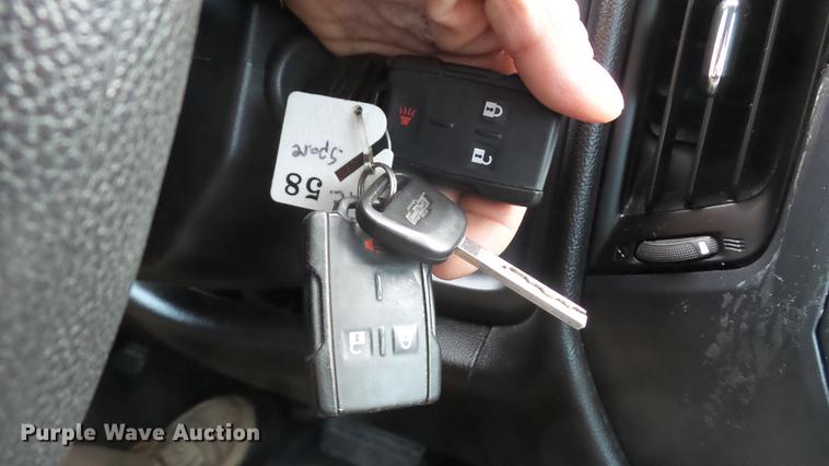 image for item DE4968 2015 Chevrolet Silverado 3500HD Double Cab flatbed pickup truck