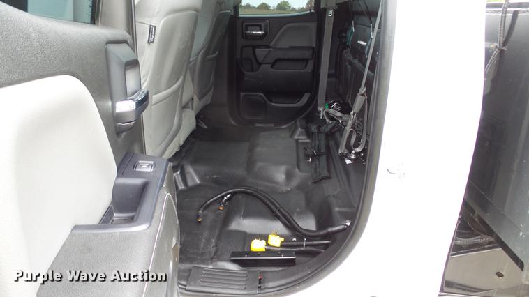 image for item DE4968 2015 Chevrolet Silverado 3500HD Double Cab flatbed pickup truck