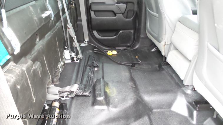 image for item DE4968 2015 Chevrolet Silverado 3500HD Double Cab flatbed pickup truck