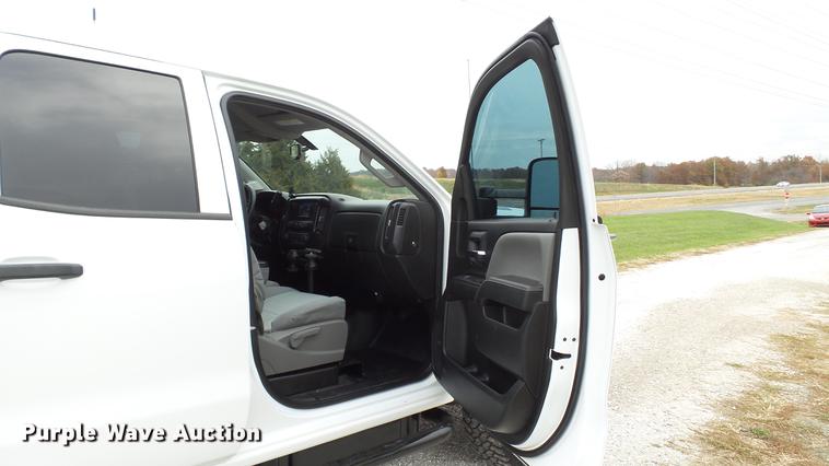 image for item DE4968 2015 Chevrolet Silverado 3500HD Double Cab flatbed pickup truck