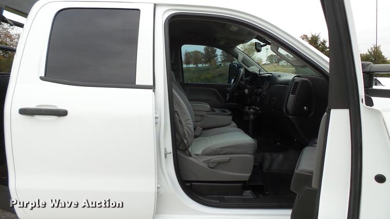 image for item DE4968 2015 Chevrolet Silverado 3500HD Double Cab flatbed pickup truck