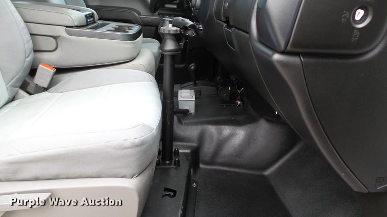 image for item DE4968 2015 Chevrolet Silverado 3500HD Double Cab flatbed pickup truck