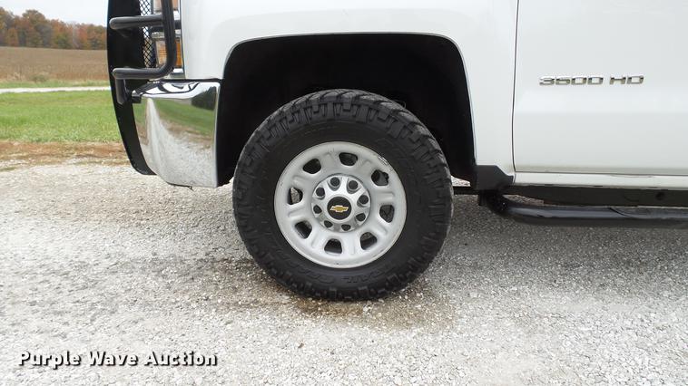 image for item DE4968 2015 Chevrolet Silverado 3500HD Double Cab flatbed pickup truck