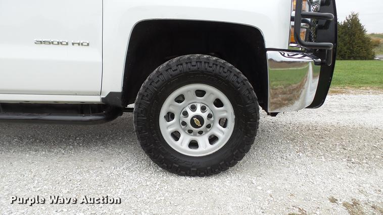 image for item DE4968 2015 Chevrolet Silverado 3500HD Double Cab flatbed pickup truck