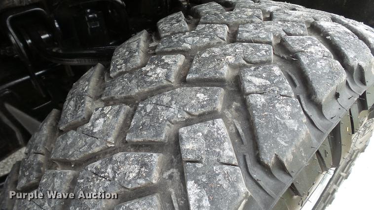 image for item DE4968 2015 Chevrolet Silverado 3500HD Double Cab flatbed pickup truck