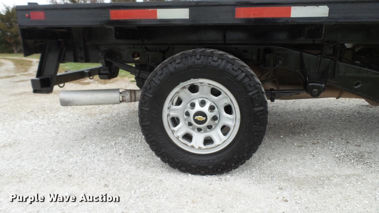 image for item DE4968 2015 Chevrolet Silverado 3500HD Double Cab flatbed pickup truck