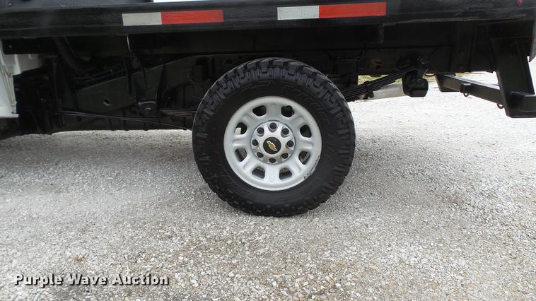 image for item DE4968 2015 Chevrolet Silverado 3500HD Double Cab flatbed pickup truck
