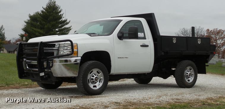 image for item DE4971 2011 Chevrolet Silverado 2500HD flatbed pickup truck