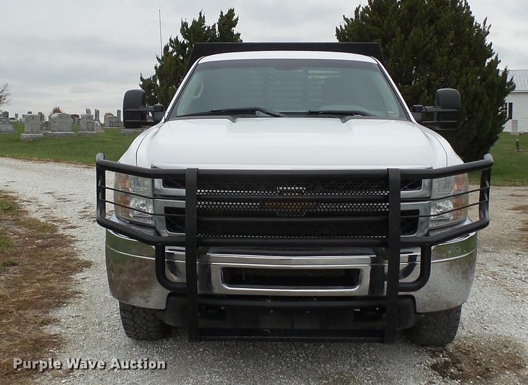 image for item DE4971 2011 Chevrolet Silverado 2500HD flatbed pickup truck