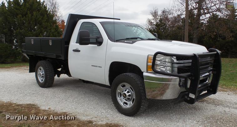 image for item DE4971 2011 Chevrolet Silverado 2500HD flatbed pickup truck