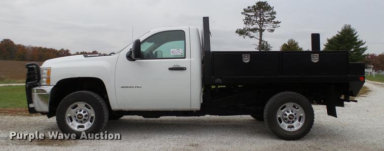 image for item DE4971 2011 Chevrolet Silverado 2500HD flatbed pickup truck