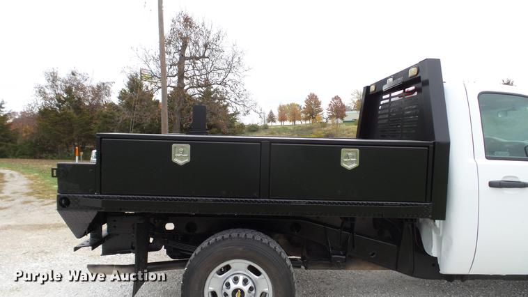 image for item DE4971 2011 Chevrolet Silverado 2500HD flatbed pickup truck
