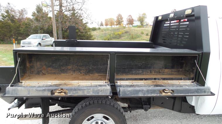 image for item DE4971 2011 Chevrolet Silverado 2500HD flatbed pickup truck