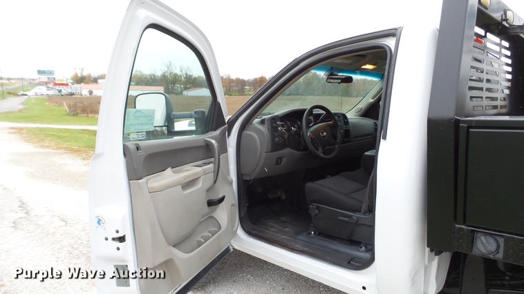 image for item DE4971 2011 Chevrolet Silverado 2500HD flatbed pickup truck